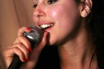 Stella Damaris canta no projeto elas cantam tom do Sesc Interlagos