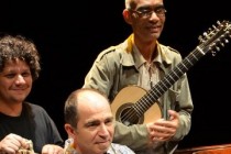 Músicos Zeca Collares e Luca Bernar se apresentam no Sesc São José dos Campos