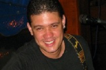 Anderson Camargo interpreta clássicos do Rock no palco do Jaraguá Music
