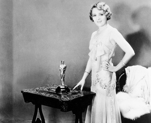 Mary Pickford vencedora na categoria de Melhor Atriz 2ª Cerimônia do Oscar (abril)