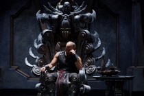 Riddick | Vin Diesel sentado em um trono na imagem oficial para o último filme da franquia