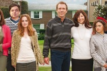 A FILHA DO MEU MELHOR AMIGO | Comédia estrelada por Hugh Laurie e Leighton Meester ganha pôster nacional inédito!