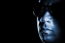 Vin Diesel revelada pôster IMAX de Riddick, último filme da franquia sci-fi!