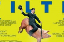 James McAvoy ‘montado’ em um porco no banner inédito da comédia criminal Filth