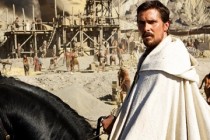Christian Bale como Moisés na primeira IMAGEM OFICIAL de EXODUS, drama bíblico de Ridley Scott