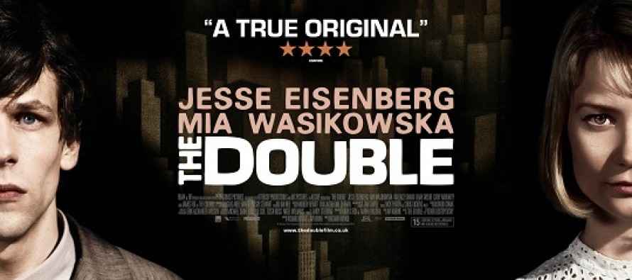 Mia Wasikowska e Jesse Eisenberg estampam BANNER inédito de THE DOUBLE