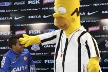 Homer Simpson é árbitro no Centro de Treinamento do Corinthians