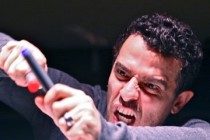 “Ricardo III”, espetáculo solo de Gustavo Gasparani, tem temporada prorrogada no Teatro Poeirinha