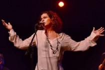 Universo Orgânico apresenta Teca Figueiredo no show  “CONSAGRADA AO DIVINO- Violão e Voz”