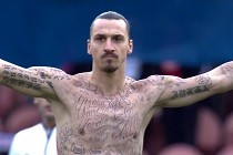 Em campanha contra fome Ibrahimović tatua 50 nomes; Assista ao vídeo!