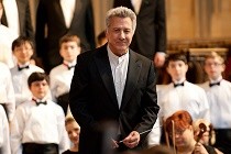 Dustin Hoffman vive maestro de coral no drama BOYCHOIR. Assista ao TRAILER!
