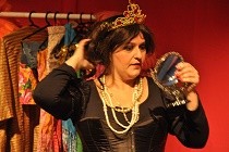 “MORDE!”, Monólogo cômico de Simone Kalil, prorroga temporada no Teatro Cândido Mendes