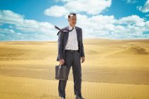 Veja o PÔSTER nacional para o drama NEGÓCIO DAS ARÁBIAS, estrelado por Tom Hanks