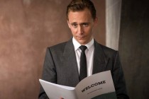 Tom Hiddleston aprende sobre as indulgências de HIGH RISE em CLIPE do filme