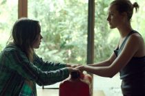 Ellen Page e Evan Rachel Wood são irmãs em busca de sobrevivência no TRAILER de INTO THE FOREST