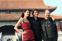 Tom Cruise & Cobie Smulders desembarcam na China para promover JACK REACHER: SEM RETORNO