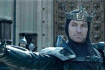 ‘Rei Arthur – A Lenda da Espada’ ganha novos comerciais e pôster ilustrado